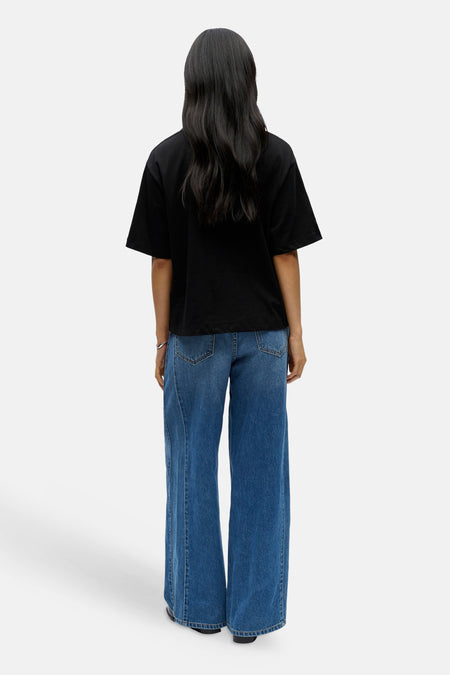 Zwart korte mouwen T-shirt van OBJECT, achterzijde, casual fit, gedragen met blauwe wijde jeans