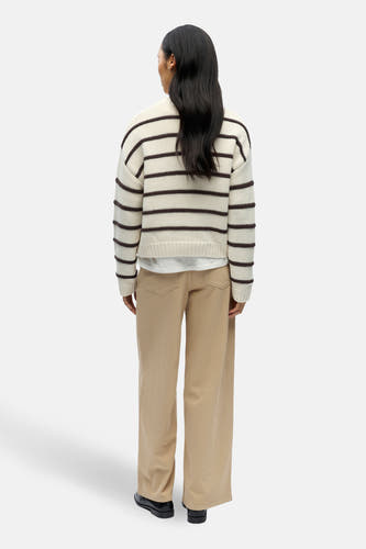 Ecru rond col OBJECT, avec des rayures brunes et associé à un pantalon kaki et des chaussures noires.