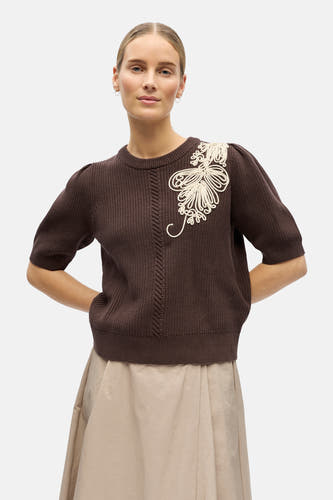 Pull marron de OBJECT à manches courtes et application florale décorative, combiné avec une longue jupe beige et des bottes noires.