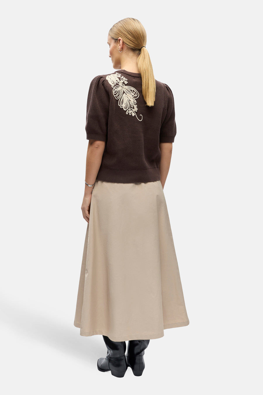 Pull marron OBJECT à manches courtes avec une texture tricotée, orné d'un motif floral blanc dans le dos.