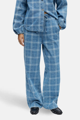 Jean large bleu d'OBJECT avec un motif à carreaux et combiné avec une chemise assortie.