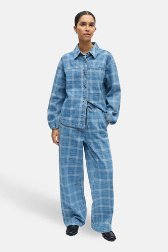 Jeans bleu ample de OBJECT, à motif à carreaux et avec un cordon de serrage à la taille, porté avec des mocassins noirs et une chemise assortie.