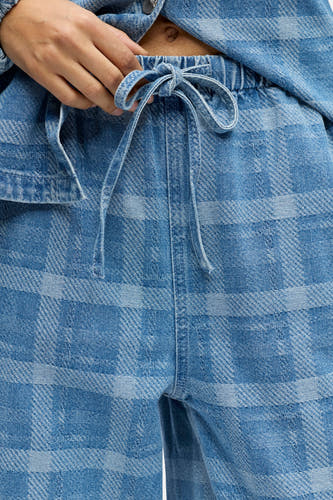 Jean large bleu d'OBJECT, avec un motif à carreaux et une fermeture à nouer.