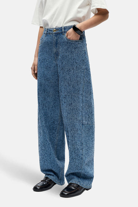 Jean en denim bleu moyen d'OBJECT, avec une coupe décontractée et des loafers en cuir noir.