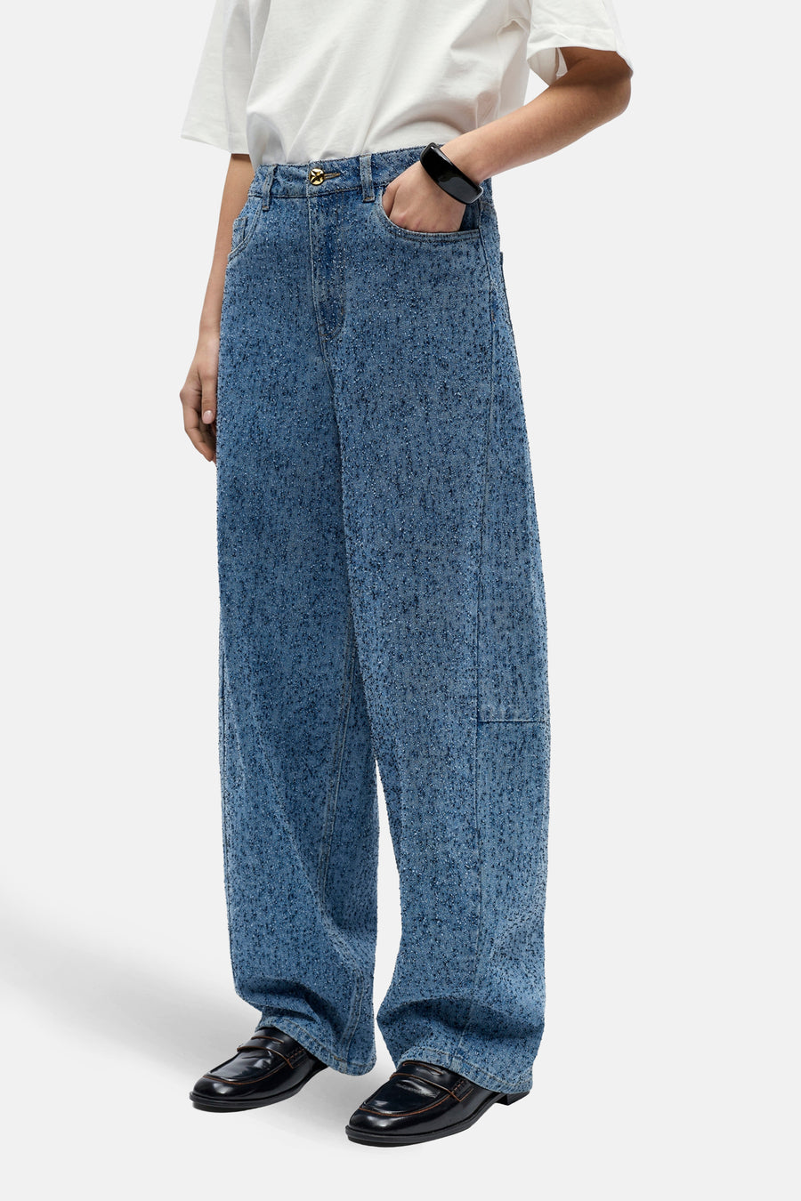 Middenblauwe denim jeans van OBJECT, met een losse pasvorm en zwarte leren loafers.
