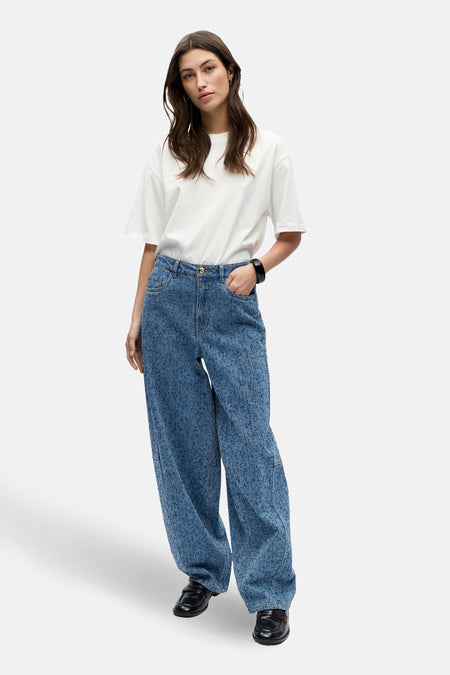 FRIDA jeans en denim bleu de OBJECT, avec une coupe décontractée et un T-shirt blanc.