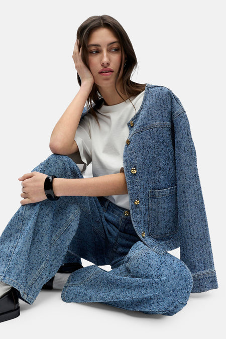 Jean denim bleu marine spécial de OBJECT d, combiné avec un t-shirt-shirt-shirt-shirt-shirt-shirt g des boutons..