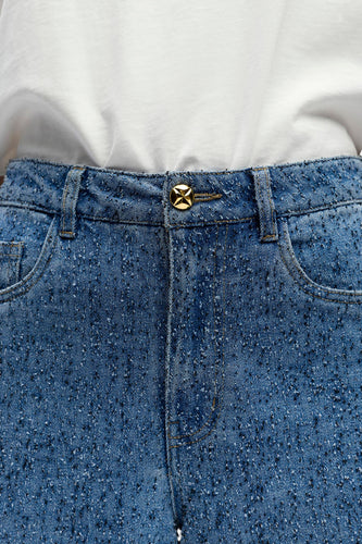 Middenblauwe denim jeans van Object met een gevlekt textuur en gouden knoop.
