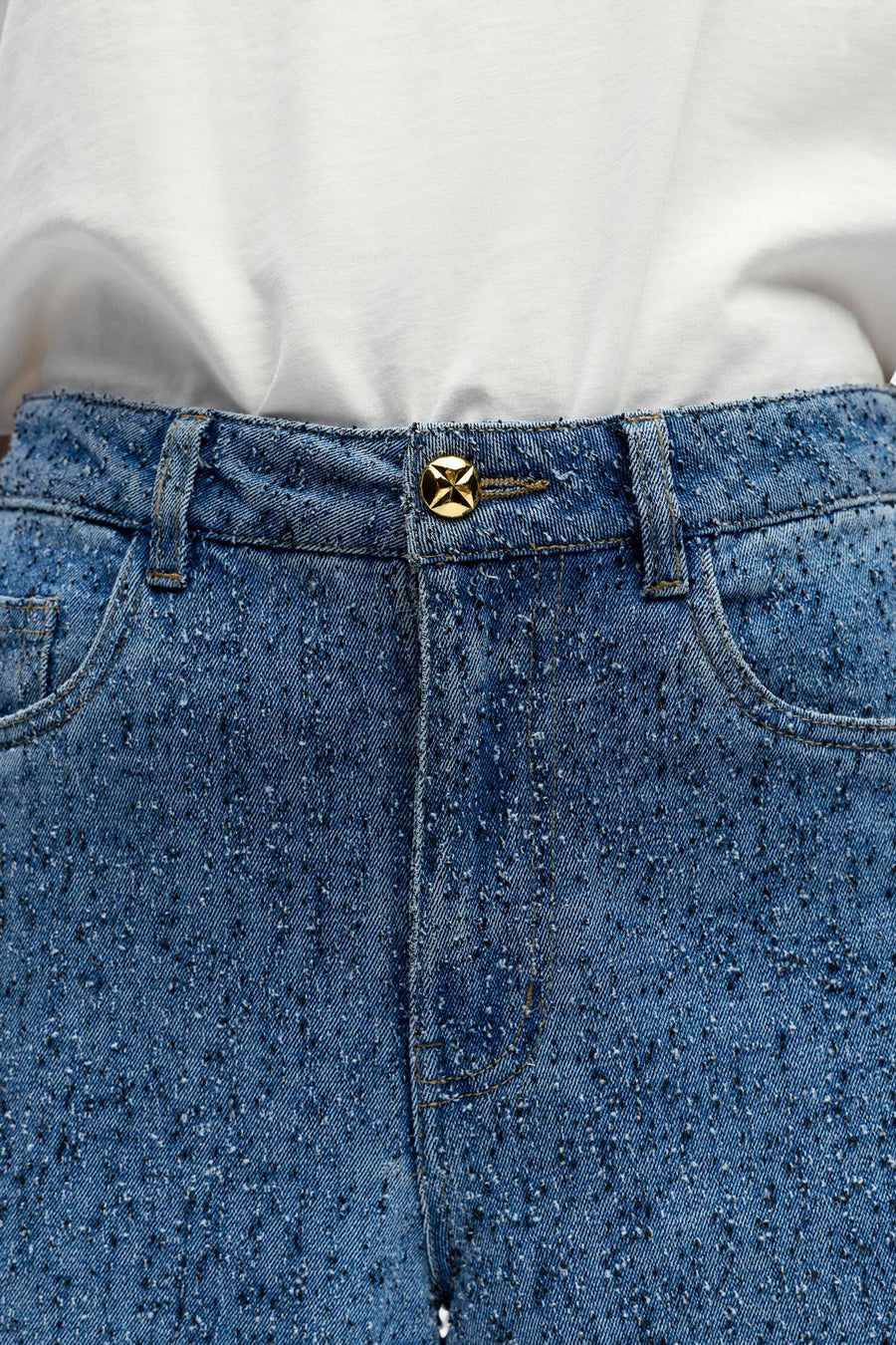 Middenblauwe denim jeans van Object met een gevlekt textuur en gouden knoop.
