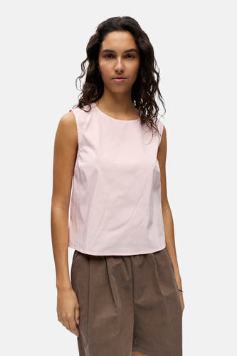Chemisier sans manches rose d'OBJECT, porté par un mannequin avec un short marron et des chaussures plates marron foncé.