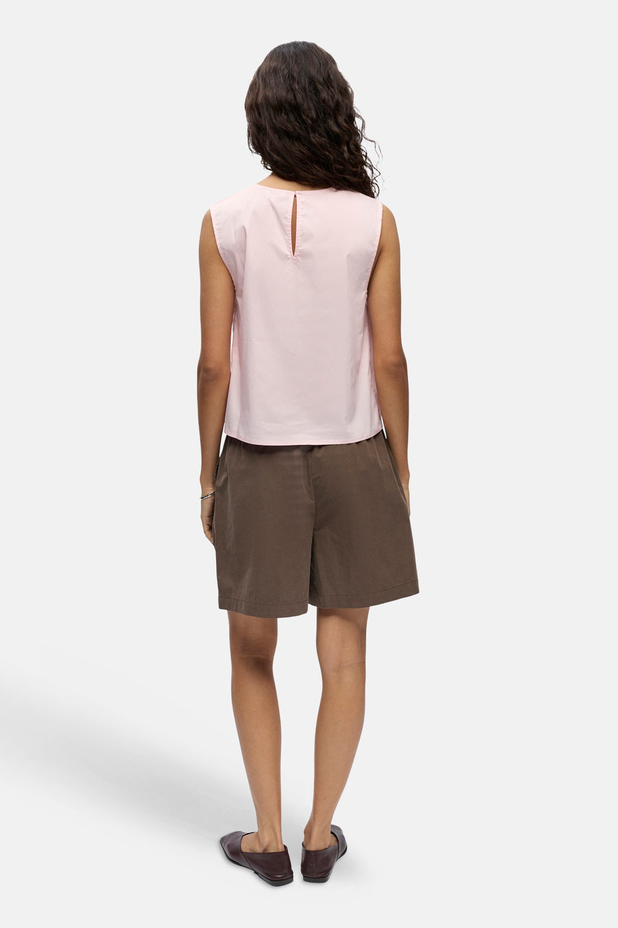 Chemisier sans manches rose d'OBJECT avec ouverture goutte d'eau au dos, porté avec un short marron et des chaussures plates marron foncé.