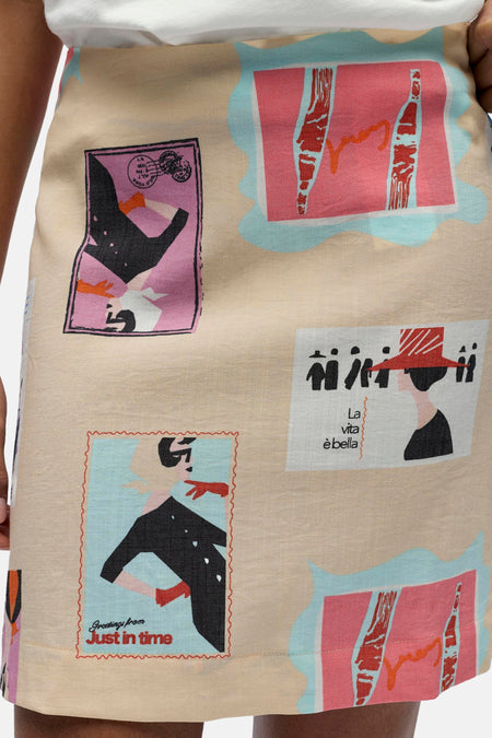 Jupe multicolore d'OBJECT avec motifs de cartes postales vintage en rose, bleu et noir.