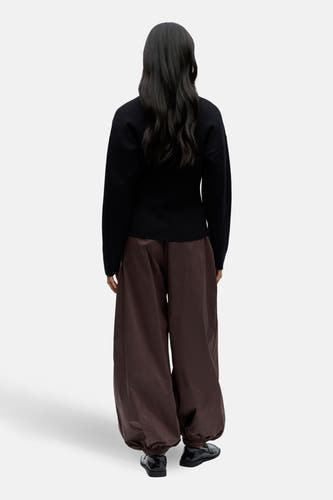 Gilet noir d'OBJECT, avec des manches longues, associé à un pantalon brun large.