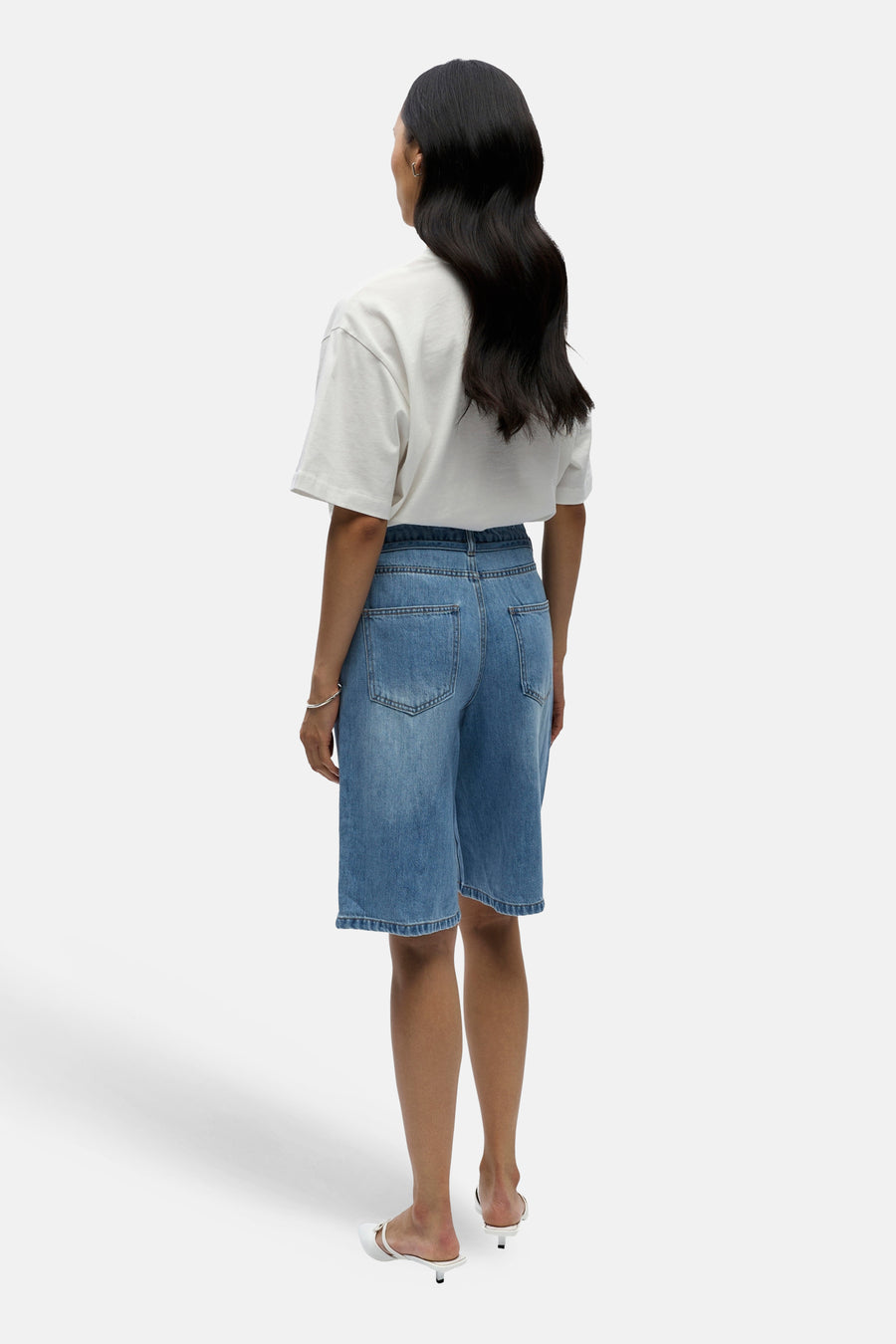 Short en jean bleu clair d'OBJECT, combiné avec un t-shirt blanc et des talons blancs.