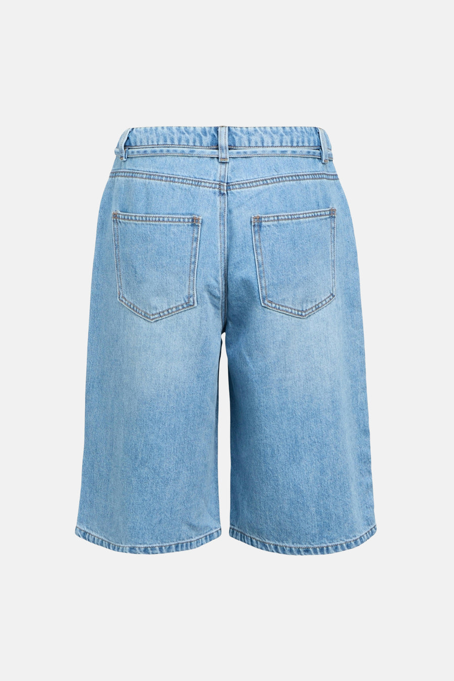 Short en jean bleu clair d'OBJECT, avec poches arrière et passants de ceinture.