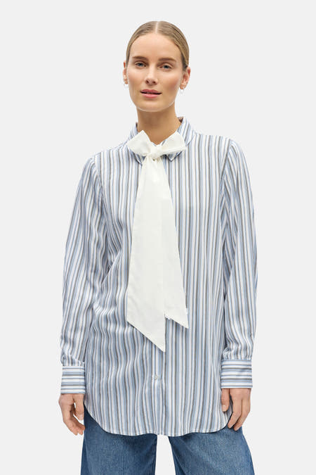 Blauw, gestreept overhemd met lange mouwen van OBJECT, met een witte strik aan de kraag.
