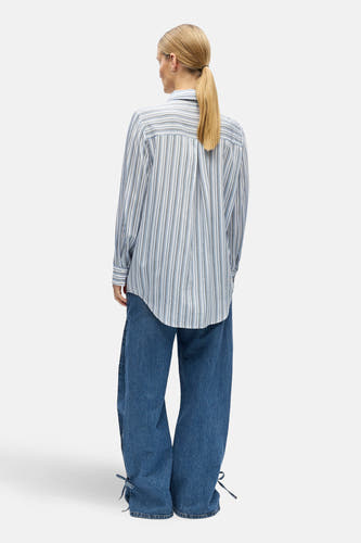 Chemise bleue à rayures à manches longues de OBJECT, avec un pli au dos et un ourlet arrondi.