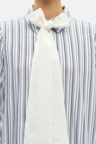 Chemise bleue à rayures à manches longues de OBJECT, avec un nœud blanc sur le col.