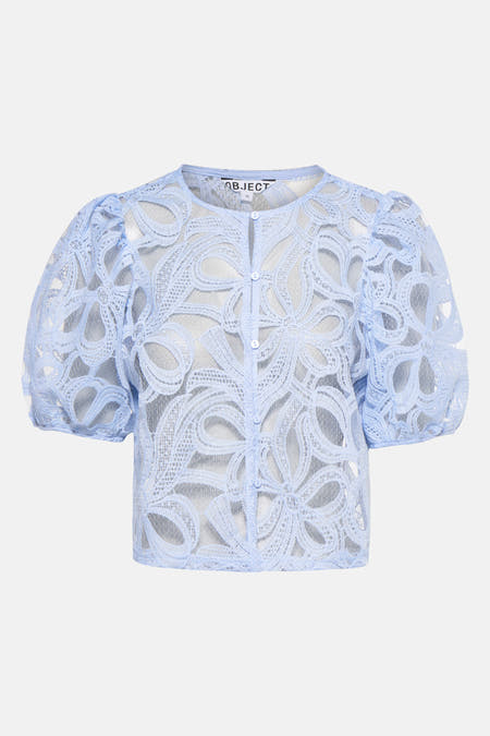 Blouse bleue à manches courtes d'OBJECT, avec un motif de fleurs sur les bords et une fermeture à boutons.