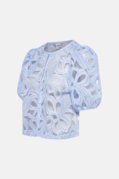 Blouse bleue à manches courtes d'OBJECT, avec un motif floral sur les bords ouverts.