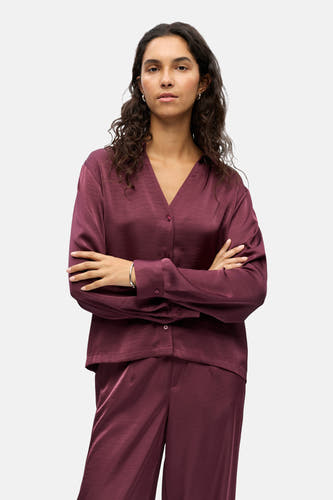Chemise bleue à longues manches d'OBJECT, portée avec un pantalon coordonné, dotée d'une texture soyeuse.