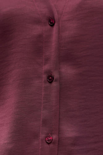 Chemise bleue à longues manches d'OBJECT, gros plan de l'avant avec des boutons.