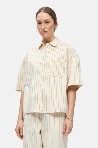 Chemise beige à manches courtes d'OBJECT, avec fines rayures verticales noires, poche poitrine et pantalon assorti.