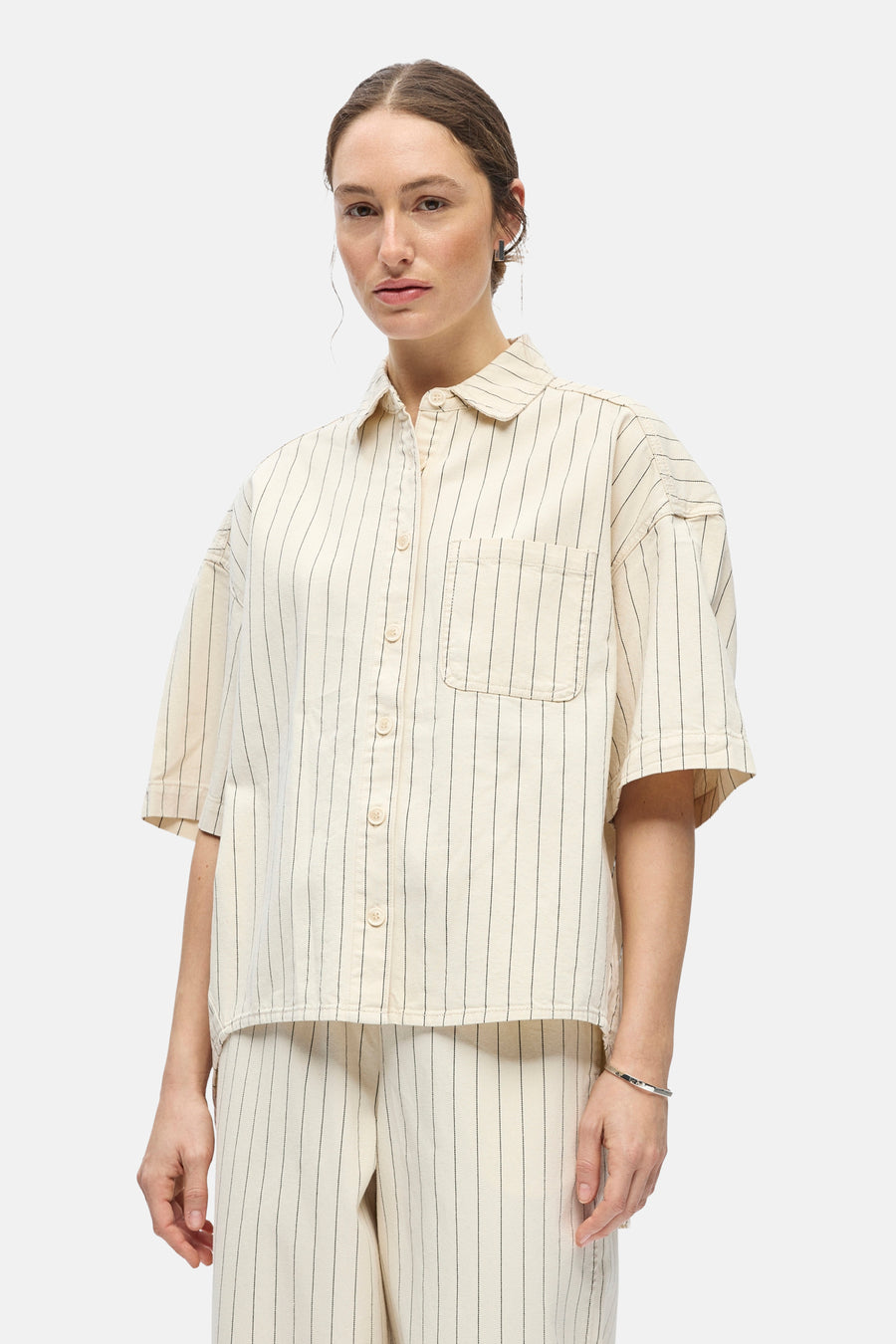Chemise beige à manches courtes d'OBJECT, avec fines rayures verticales noires, poche poitrine et pantalon assorti.