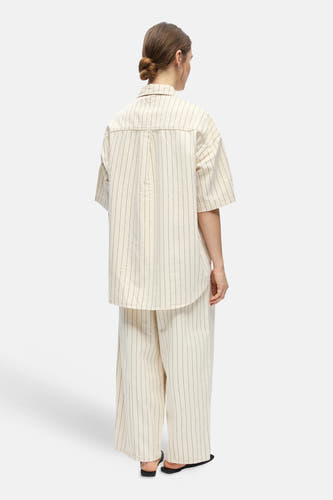 Chemise beige d'OBJECT à rayures craie verticales et manches courtes, vue de dos avec pantalon assorti.