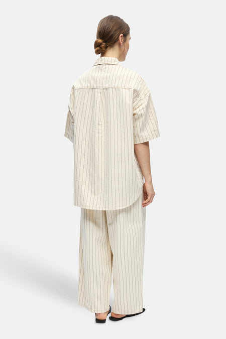 Chemise beige d'OBJECT à rayures craie verticales et manches courtes, vue de dos avec pantalon assorti.