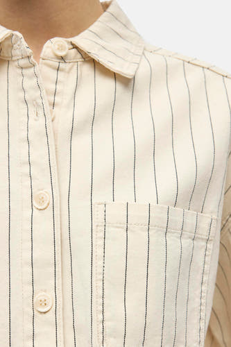 Chemise beige d'OBJECT avec rayures craie noires verticales, un col, des boutons et une poche poitrine.
