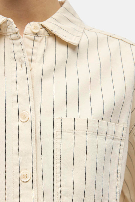 Chemise beige d'OBJECT avec rayures craie noires verticales, un col, des boutons et une poche poitrine.