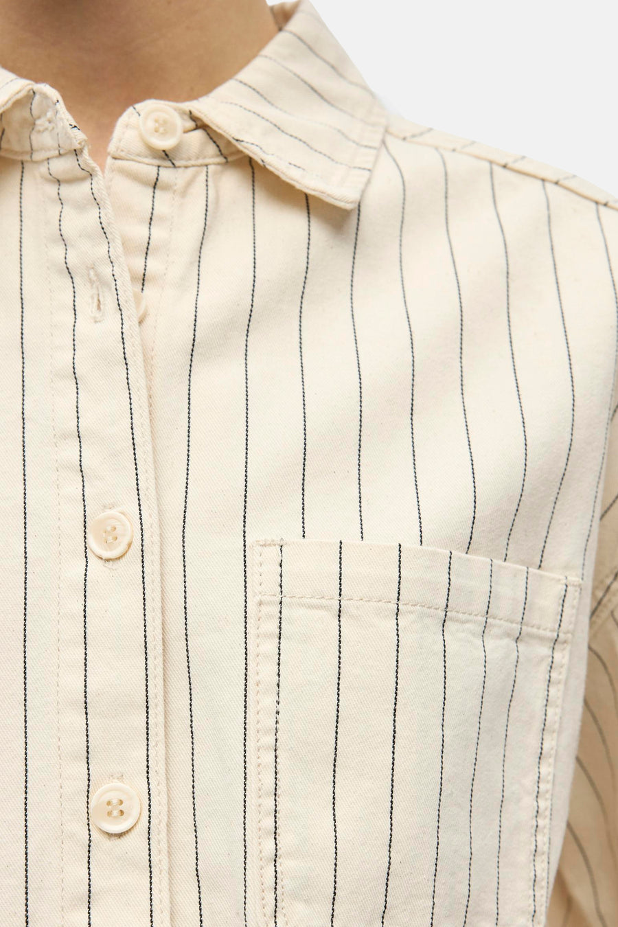 Chemise beige d'OBJECT avec rayures craie noires verticales, un col, des boutons et une poche poitrine.