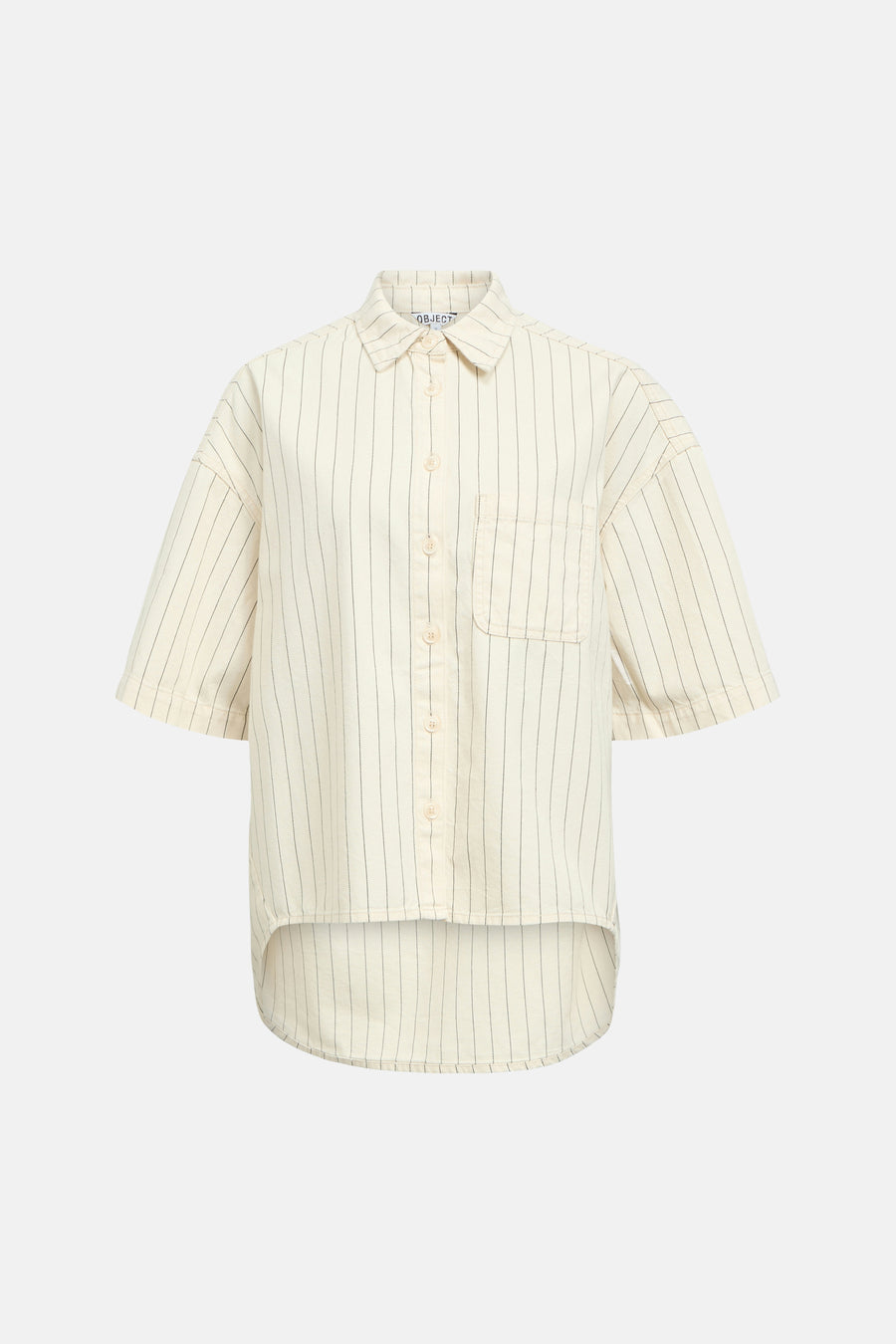 Chemise beige à manches courtes de OBJECT, avec rayures verticales noires, col classique, fermeture boutonnée et poche poitrine.