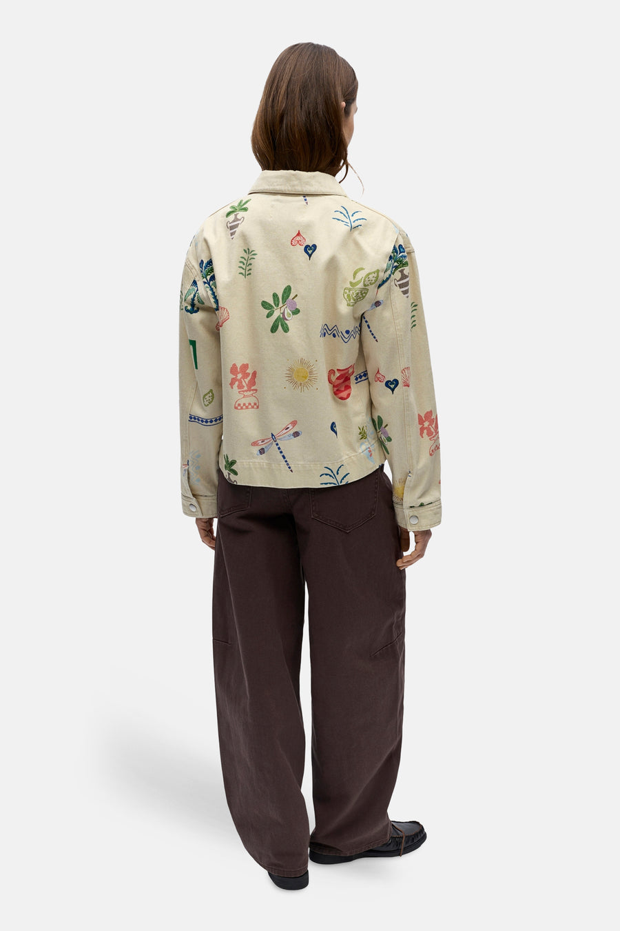 Veste courte beige de OBJECT, avec un imprimé frappant à motifs variés, combinée avec un pantalon marron et des chaussures noires.