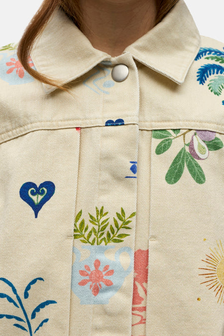 Veste courte beige de OBJECT, avec des motifs botaniques colorés et une fermeture à boutons argentés.