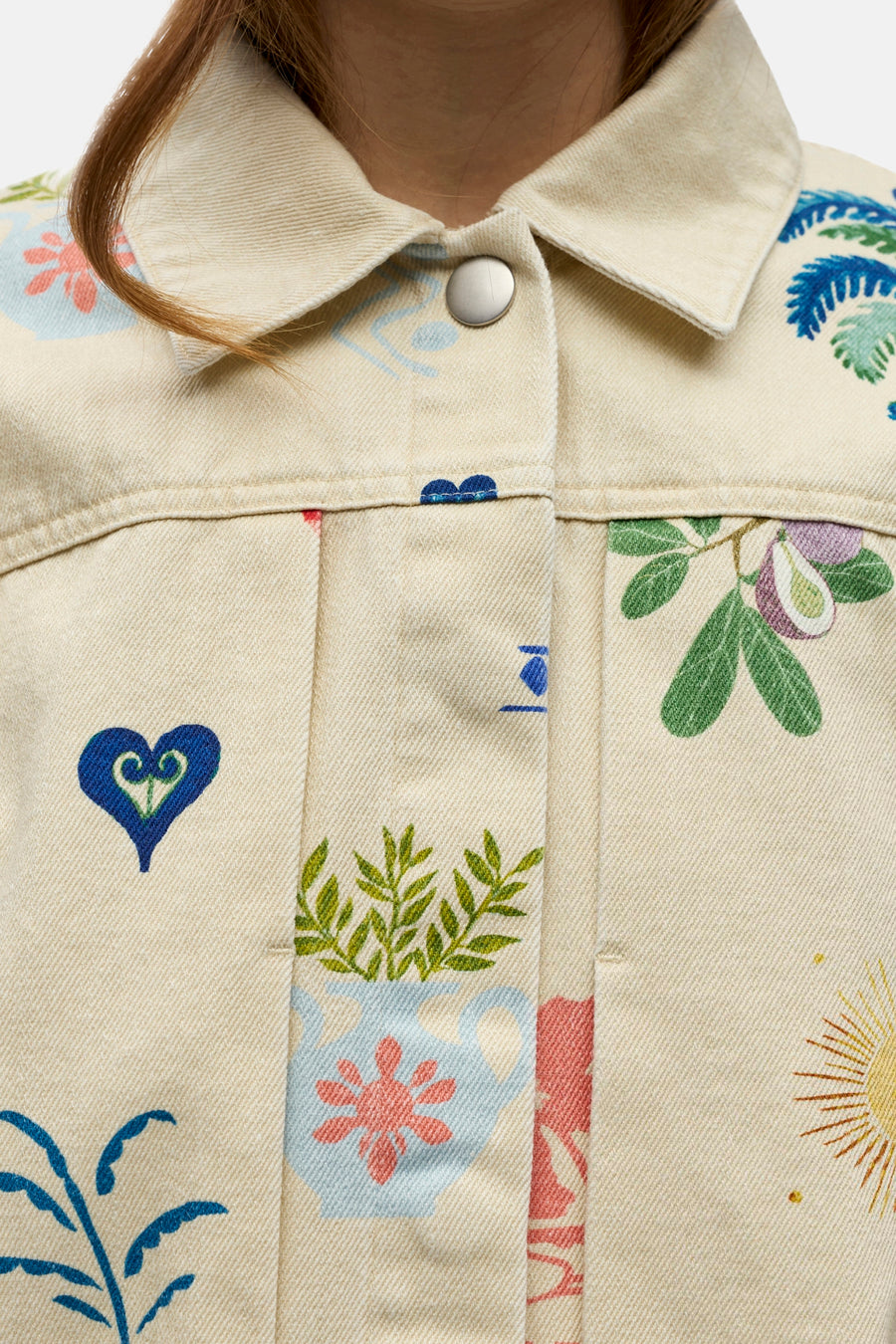 Veste courte beige de OBJECT, avec des motifs botaniques colorés et une fermeture à boutons argentés.