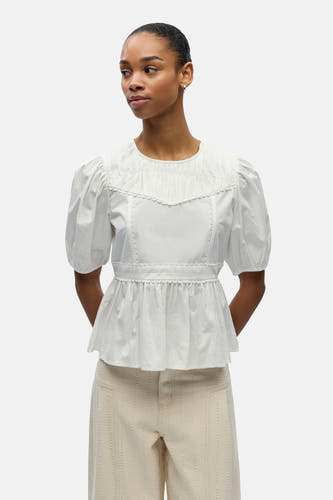 Chemisier blanc à manches courtes de OBJECT, avec des manches bouffantes et des détails décoratifs sur la ceinture.