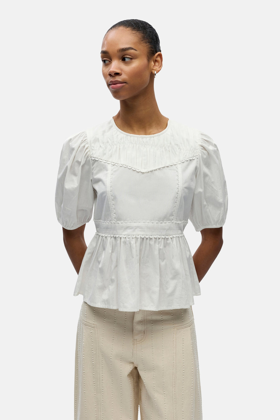 Chemisier blanc à manches courtes de OBJECT, avec des manches bouffantes et des détails décoratifs sur la ceinture.