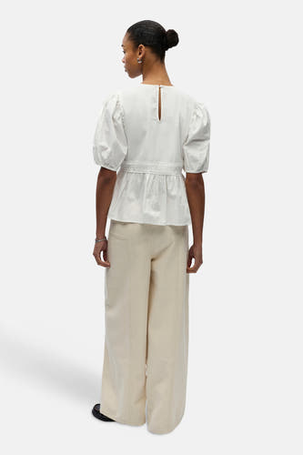 Witte blouse met korte mouwen van OBJECT, met pofmouwen en decoratieve details op de tailleband.