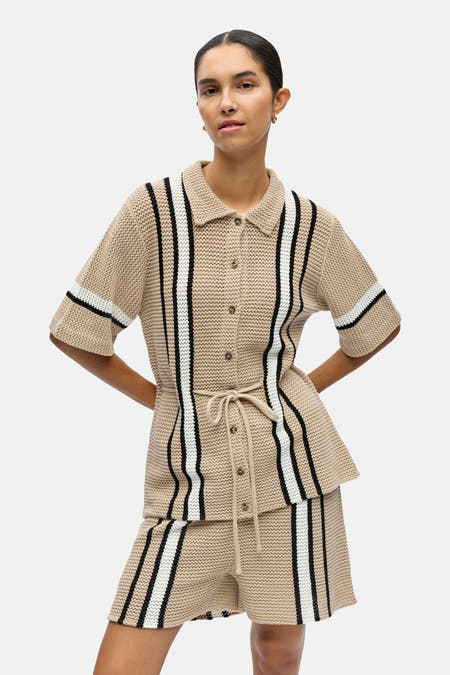 Chemise en maille beige à manches courtes de OBJECT, avec rayures verticales noires et blanches et col, portée avec un short et des bottes assortis.