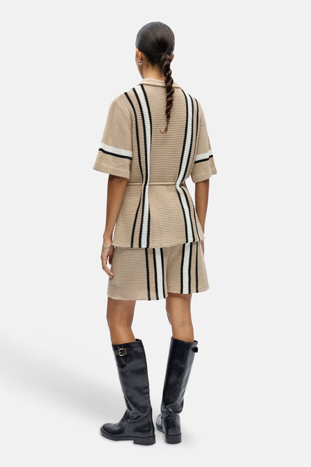 Chemise en maille beige à manches courtes de OBJECT, avec des rayures noires et blanches, cintrée avec ceinture. Dos.