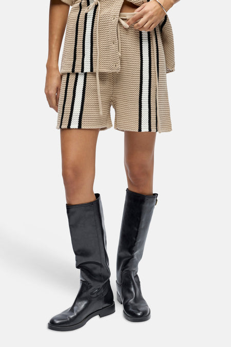 Short en tricot beige à rayures verticales noires et blanches d'OBJECT.