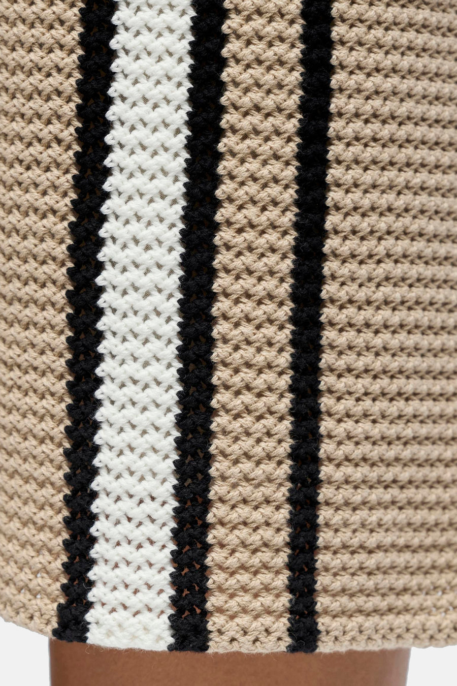 Short en tricot beige de OBJECT avec des rayures verticales noires et blanches et une texture structurée.