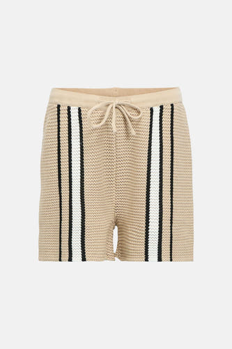 Short beige d'OBJECT, tricoté avec des rayures verticales noires, blanches et vert foncé et un cordon de serrage à la taille.