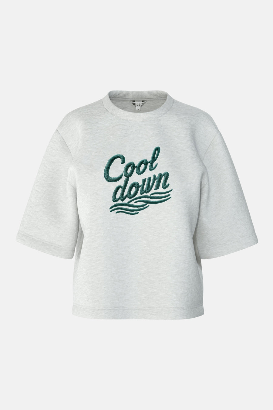 Pull gris à col rond de OBJECT, avec le texte "Cool Down" brodé en vert foncé.
