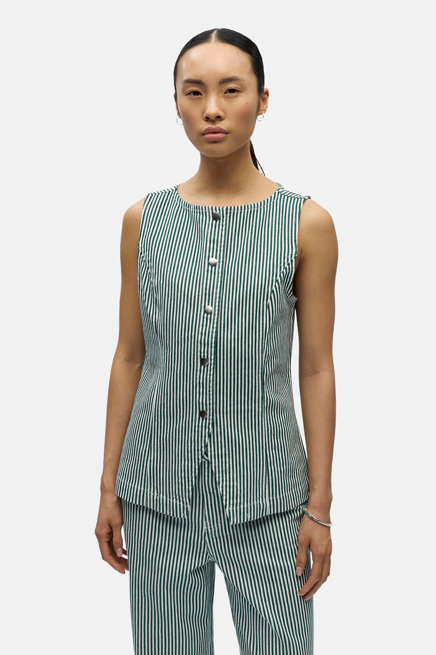 Débardeur vert et blanc rayé de OBJECT, avec col rond, fermeture boutonnée et porté avec un pantalon assorti.