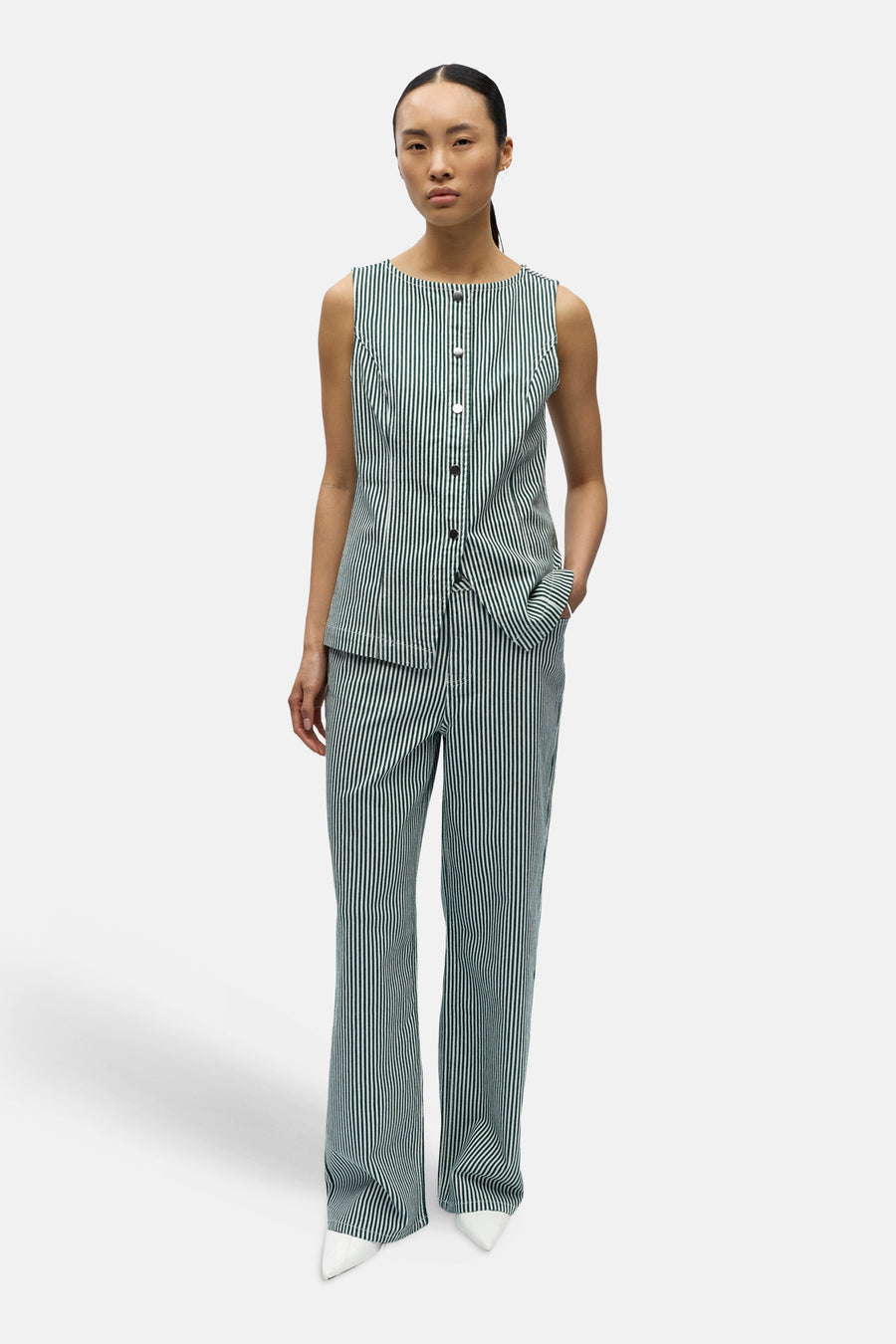 Chemise verte sans manches à rayures de OBJECT, avec boutons et pantalon assorti.