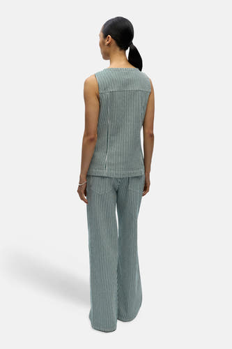 Chemisier vert sans manches d'OBJECT avec des rayures blanches verticales, porté dans le dos par un mannequin avec un pantalon assorti.