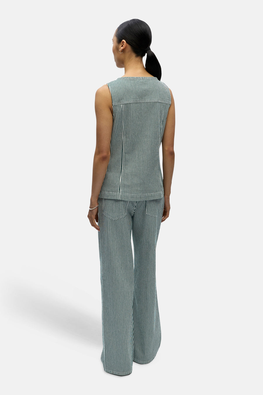 Chemisier vert sans manches d'OBJECT avec des rayures blanches verticales, porté dans le dos par un mannequin avec un pantalon assorti.